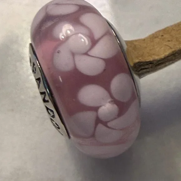 Authentic Pandora Retired White Pedal Floral Murano Glass Charm - Picture 3 of 5